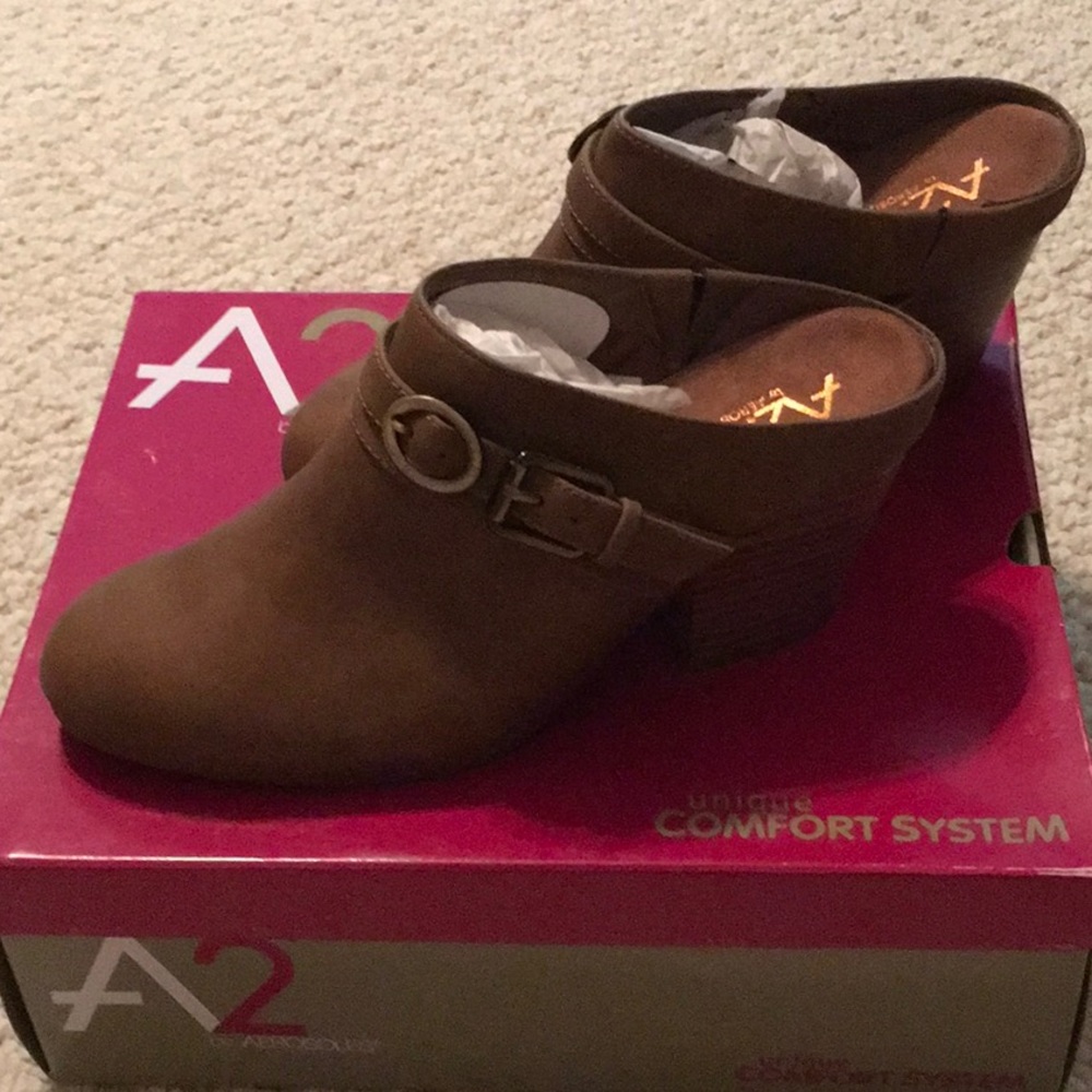 NIB Aerosoles dark tan slip on booties